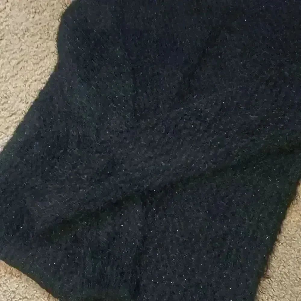 Black fuzzy sweater - Picture 3 of 5